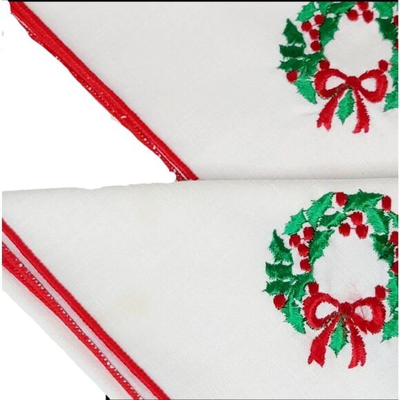 Set Of 4 Vtg Christmas Cloth White Table Napkins Embroidered Green Wreaths - Picture 2 of 5